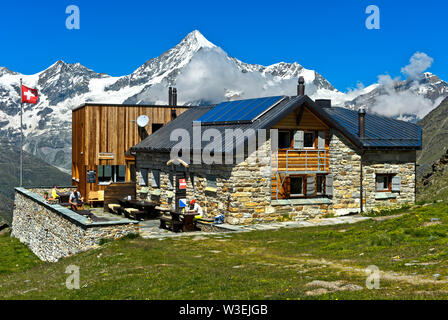 Die Berghütte Täschhütte vor dem Weisshorn Peak, Taeschalp, Wallis, Schweiz Stockfoto
