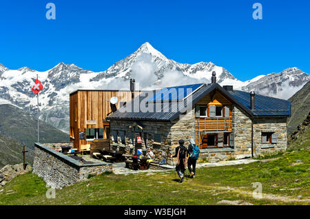 Die Berghütte Täschhütte vor dem Weisshorn Peak, Taeschalp, Wallis, Schweiz Stockfoto