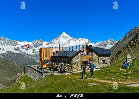 Die Berghütte Täschhütte vor dem Weisshorn Peak, Taeschalp, Wallis, Schweiz Stockfoto