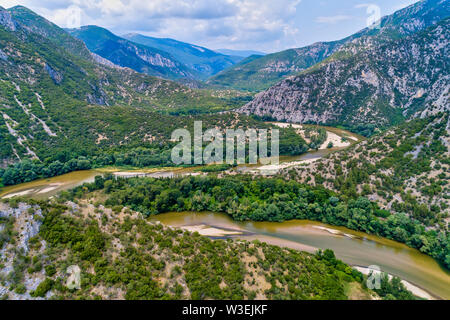 Luftaufnahme des Flusses Nestos in Xanthi, Griechenland. Die Nestos River bildet auf ihrer langen Reise Landschaften von einzigartiger Schönheit mit üppigen Wäldern, seltenen wetl Stockfoto