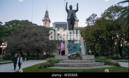 Buenos Aires, Argentinien, 13 de Julio de 2019. Estatua de Juan Domingo Perón en la Ciudad de Buenos Aires, Argentinien. Viven obdachlose Bajo en Monumento. Stockfoto