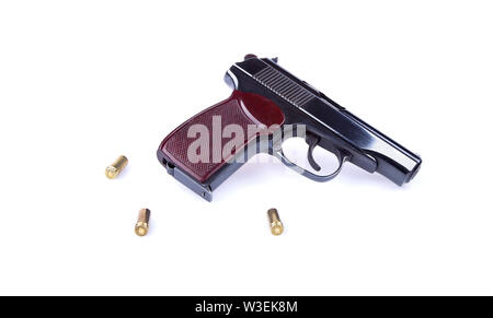 Die makarov Pistole oder PM ist eine russische Automatikpistole auf weißem Hintergrund. Stockfoto