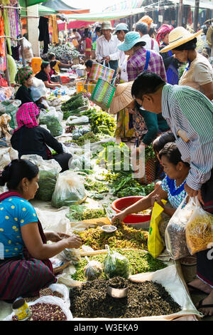 Indein, Myanmar - März 2019: birmanischen Volkes Shopping auf der Straße Bauernmarkt Stockfoto