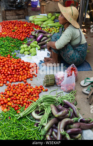 Indein, Myanmar - März 2019: burmesische Frau verkauft Gemüse auf dem Markt. Stockfoto