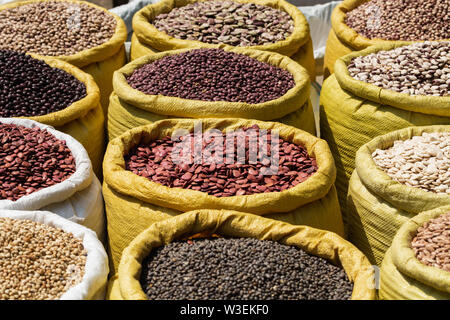 Verschiedene Arten von Hülsenfrüchte Bohnen in Beuteln auf dem Markt in Yangon, Myanmar. Stockfoto