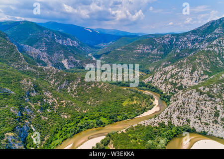 Luftaufnahme des Flusses Nestos in Xanthi, Griechenland. Die Nestos River bildet auf ihrer langen Reise Landschaften von einzigartiger Schönheit mit üppigen Wäldern, seltenen wetl Stockfoto