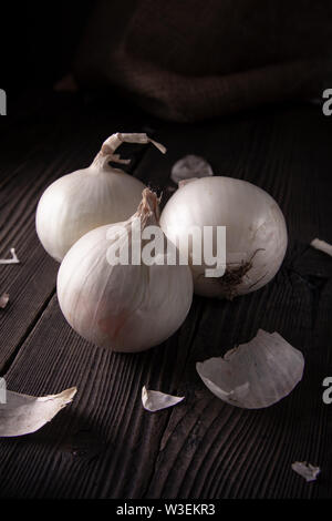 Weiße Zwiebel Zwiebeln auf einem Holztisch, natürlichen, organischen Lebensmitteln. Die Küche ist ein gutes Konzept. Stockfoto