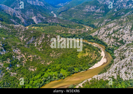 Luftaufnahme des Flusses Nestos in Xanthi, Griechenland. Die Nestos River bildet auf ihrer langen Reise Landschaften von einzigartiger Schönheit mit üppigen Wäldern, seltenen wetl Stockfoto