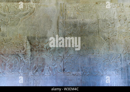 Berühmte bas Reflief in der Wand von Angkor Wat Tempel geschnitzt, Weltkulturerbe und die meisten touristische Website besucht, Kambodscha. Details, Nahaufnahme der epischen Schlachten Stockfoto