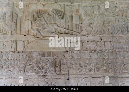 Berühmte bas Reflief in der Wand von Angkor Wat Tempel geschnitzt, Weltkulturerbe und die meisten touristische Website besucht, Kambodscha. Details, Nahaufnahme der epischen Schlachten Stockfoto