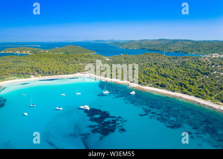 Luftaufnahme von Segelbooten in einem wunderschönen azurblauen türkisfarbenen Lagune auf Sakarun Strand auf der Insel Dugi Otok, Kroatien, schöne Seascape Stockfoto