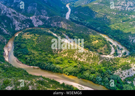 Luftaufnahme des Flusses Nestos in Xanthi, Griechenland. Die Nestos River bildet auf ihrer langen Reise Landschaften von einzigartiger Schönheit mit üppigen Wäldern, seltenen wetl Stockfoto