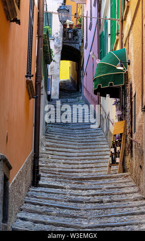 Alte Gassen in einem charmanten Dorf Comer See. Varenna, Italien Stockfoto