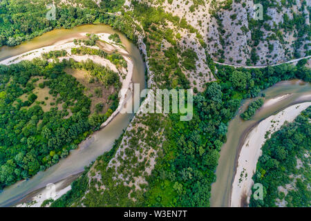 Luftaufnahme des Flusses Nestos in Xanthi, Griechenland. Die Nestos River bildet auf ihrer langen Reise Landschaften von einzigartiger Schönheit mit üppigen Wäldern, seltenen wetl Stockfoto