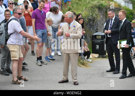 Der Herzog von Cornwall spricht mit Einheimischen während einer Feier zum 60. Jahrestag von Cornwall Bereich der hervorragenden nationalen Schönheit (AONB) Garfield National Trust Visitor Centre, Boscastle mark, am ersten Tag seines Besuchs in Cornwall. Stockfoto