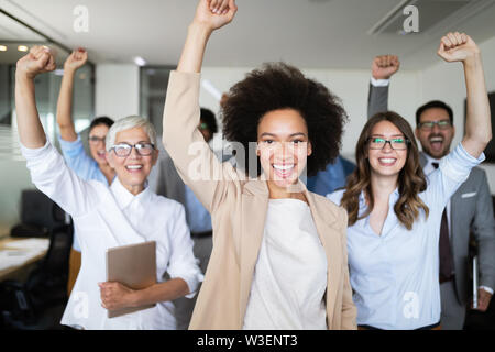 Happy business Menschen Erfolg feiern im Unternehmen. Stockfoto
