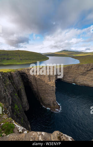 Unglaubliche Aussicht auf Sorvagsvatn See in Färöer Inseln Stockfoto