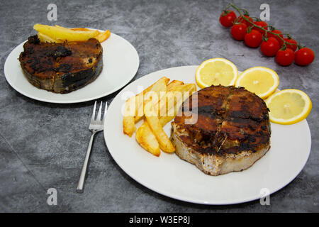 Gegrillter Thunfisch mit Zitrone und Kartoffeln, gesunde Ernährung Stockfoto