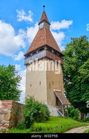 Mittelalterliche Wehrturm von Birthälm Wehrkirche, in Siebenbürgen, Rumänien. Sightseeing Tour Konzept für Reisen im malerischen Reiseziele. Stockfoto