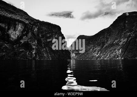 Atemberaubende Geirangerfjord mit dem Boot Reise in die Region Sunnmore, Norwegen, einem der schönsten Fjorde der Welt gesehen, von der UNESCO zum Weltkulturerbe im Lieferumfang enthalten Stockfoto