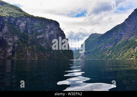 Atemberaubende Geirangerfjord mit dem Boot Reise in die Region Sunnmore, Norwegen, einem der schönsten Fjorde der Welt gesehen, von der UNESCO zum Weltkulturerbe im Lieferumfang enthalten Stockfoto