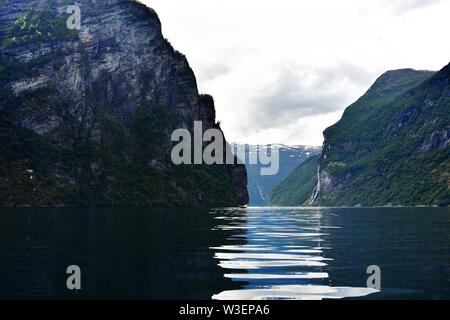 Atemberaubende Geirangerfjord mit dem Boot Reise in die Region Sunnmore, Norwegen, einem der schönsten Fjorde der Welt gesehen, von der UNESCO zum Weltkulturerbe im Lieferumfang enthalten Stockfoto