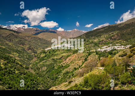 Städte Bubion und Capileira, Barranco de Poqueira Schlucht, von Mirador del Angel Tajos, Sierra Nevada, Las Alpujarras, Granada, Andalusien, Spanien Stockfoto