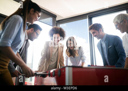 Mitarbeiter Spielen Table Soccer indoor Spiel im Büro während der Pausenzeit Stockfoto