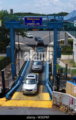 Fahrzeuge besteigen das Deck der Cape May-Lewes Fähre am Cape May, New Jersey Terminal. Stockfoto