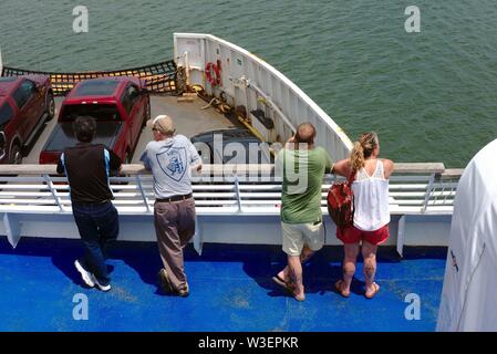 Die Passagiere genießen die Aussicht vom Deck des Cape May - Lewes Fähre. Stockfoto