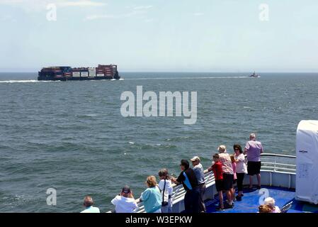 Passagiere beobachten ein Container Barge während einer Cape May-Lewes Ferry Crossing. Stockfoto