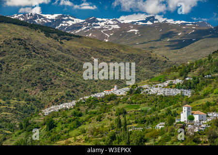 Städte Bubion und Capileira, über Barranco de Poqueira Schlucht, Pico Veleta massiv in der Sierra Nevada, Las Alpujarras, Granada, Andalusien, Spanien Stockfoto