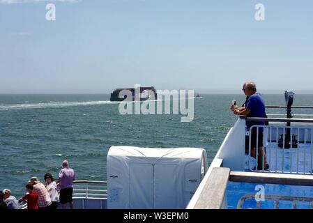 Passagiere beobachten ein Container Barge während einer Cape May-Lewes Ferry Crossing. Stockfoto