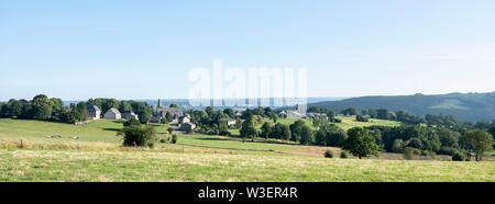 Landschaft mit Kühen in der belgischen Ardennen Wallonien in der Nähe von Stavelot im Sommer Stockfoto