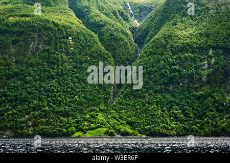 Schöne Küste von Geirangerfjord seens von Bootsfahrt, Region Sunnmore, Norwegen, die schönsten Fjorde der Welt, die auf der UNESCO Stockfoto