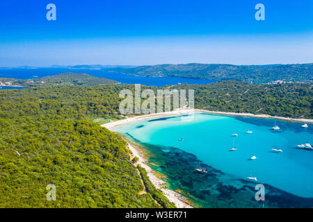 Luftaufnahme von Segelbooten in einem wunderschönen azurblauen türkisfarbenen Lagune auf Sakarun Strand auf der Insel Dugi Otok, Kroatien, schöne Seascape Stockfoto