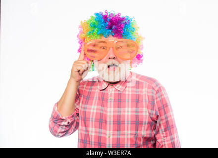 Netter Witz. Ältere Clown. Man älteren bärtigen fröhliche Person tragen bunte Perücke und Sonnenbrille. Opa immer Spaß. Spaß haben. Lustige Lebensstil. Spaß und Unterhaltung. Comic Großvater Konzept. Stockfoto