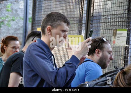 Moskau, Russland - 25. Mai 2019: Eine Masse von Menschen nehmen Sie Bilder und Videos aufnehmen von Mobiltelefonen und Tier Geräte im Zoo Stockfoto