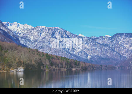 Mountain Lake an einem sonnigen Tag. Bohinj-see (Bohinjsko jezero), Slowenien, Europa Stockfoto