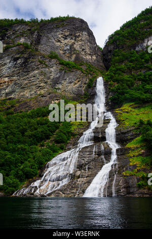 Die sieben Schwestern spektakulären Wasserfall am Geirangerfjord seens von Bootsfahrt, Region Sunnmore, Norwegen, die schönsten Fjorde der Welt Stockfoto