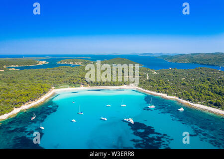 Luftaufnahme von Segelbooten in einem wunderschönen azurblauen türkisfarbenen Lagune auf Sakarun Strand auf der Insel Dugi Otok, Kroatien, schöne Seascape Stockfoto