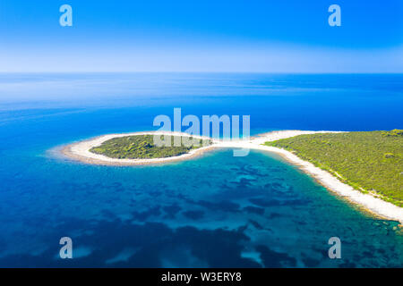 Rocky Fisch geformt Cape im türkisblauen Meer, klare blaue Wasser auf der Insel Dugi Otok in Kroatien Stockfoto