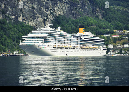 Fähre kreuzfahrtpassagier am Geirangerfjord, atemberaubenden natürlichen Meisterwerk in der UNESCO-Welterbe aufgenommen. Costa Pacifica Passagier. Stockfoto