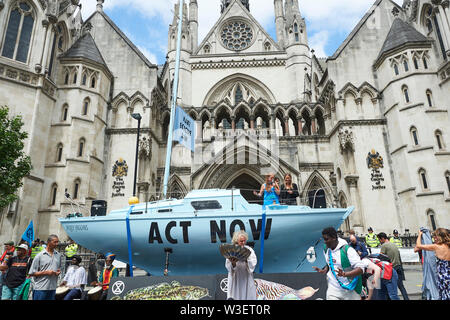 London, Großbritannien. 15. Juli 2019. Die blauen Boot mit 'lackiert Jetzt Handeln" als Aussterben Rebellion bringen den Verkehr zum Erliegen außerhalb der Royal Courts of Justice. Quelle: Thomas Bowles/Alamy leben Nachrichten Stockfoto