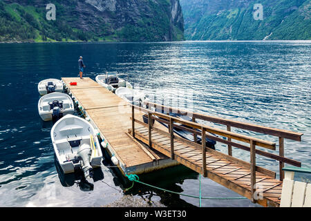 Freizeit auf der Pier mit kleinen Booten in den Geirangerfjord, Region Sunnmore, Norwegen angedockt, schönsten Fjorde der Welt. Stockfoto