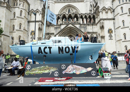 London, Großbritannien. 15. Juli 2019. Die blauen Boot mit 'lackiert Jetzt Handeln" als Aussterben Rebellion bringen den Verkehr zum Erliegen außerhalb der Royal Courts of Justice. Quelle: Thomas Bowles/Alamy leben Nachrichten Stockfoto