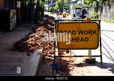 ANTIPOLO CITY, Philippinen - Juli 11, 2019: Ein "Straße der Arbeit" Schild an einer Straße Baustelle. Stockfoto