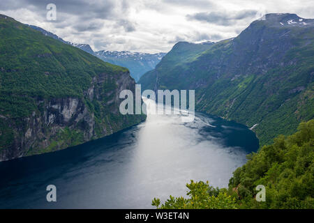 Atemberaubende Geirangerfjord in Region Sunnmore, Norwegen, einem der schönsten Fjorde der Welt, die auf der UNESCO-Welterbe. Stockfoto