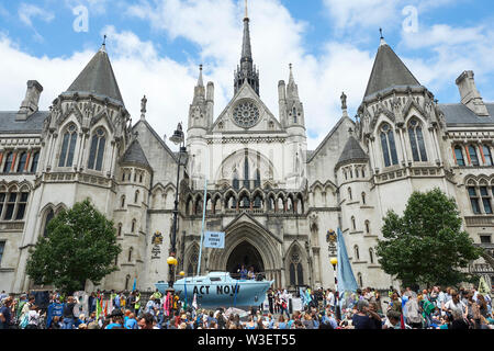 London, Großbritannien. 15. Juli 2019. Die blauen Boot mit 'lackiert Jetzt Handeln" als Aussterben Rebellion bringen den Verkehr zum Erliegen außerhalb der Royal Courts of Justice. Quelle: Thomas Bowles/Alamy leben Nachrichten Stockfoto