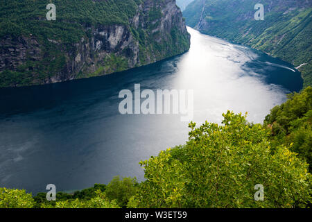 Atemberaubende Geirangerfjord in Region Sunnmore, Norwegen, einem der schönsten Fjorde der Welt, die auf der UNESCO-Welterbe. Stockfoto